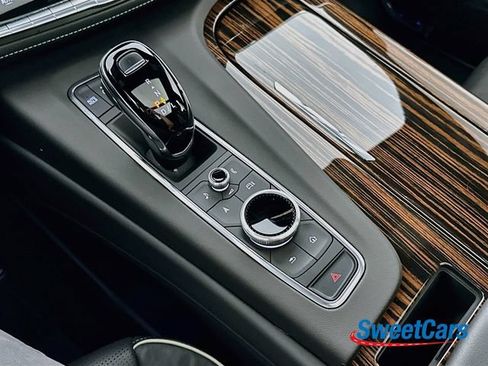 Used 2024 Cadillac Escalade Premium Luxury AWD/4WD image 33