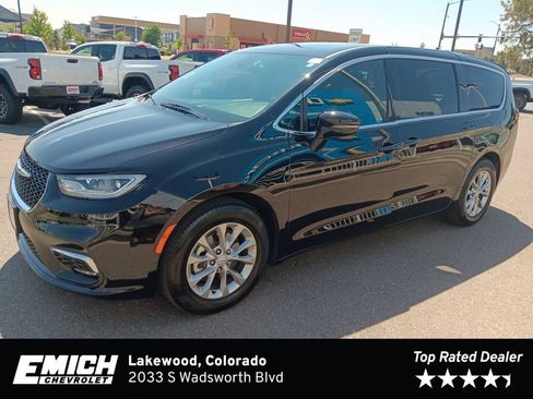 Used 2026 Chrysler Pacifica Limited FWD image 1