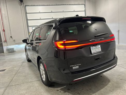 New 2027 Chrysler Pacifica Select FWD image 8