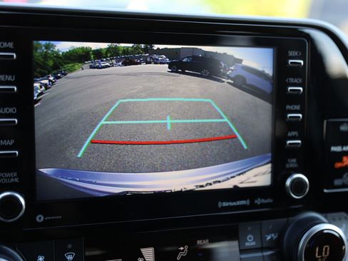 Used 2020 Toyota Highlander XLE AWD/4WD image 32