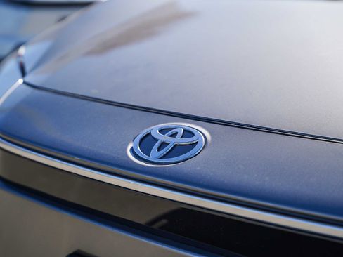 Used 2023 Toyota bZ4X XLE image 6