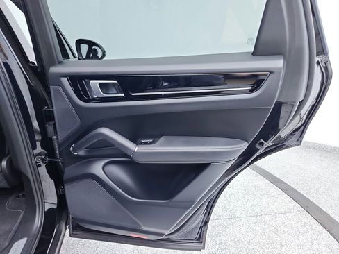 Used 2021 Porsche Cayenne w/ Driver Memory Package image 87