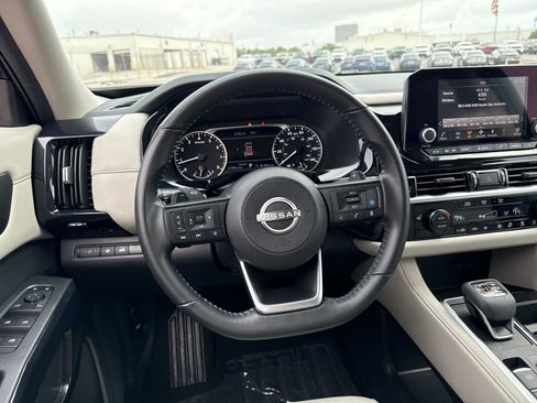 Used 2025 Nissan Pathfinder SV FWD image 11