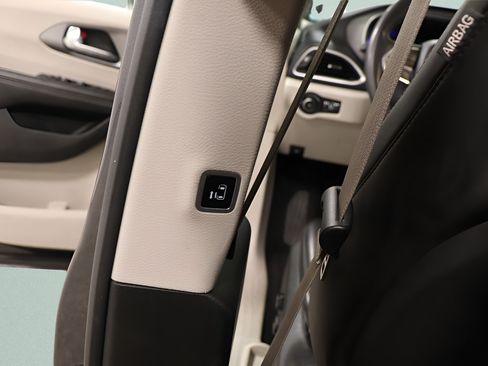 Used 2023 Chrysler Pacifica Touring-L FWD image 26