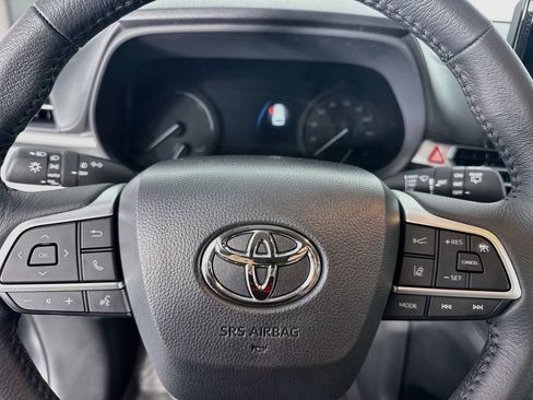 Used 2025 Toyota Sienna XLE FWD image 16