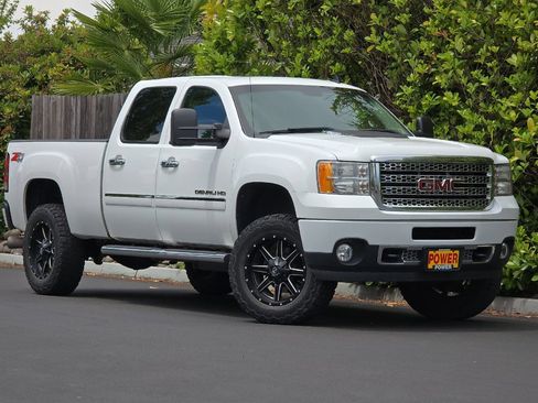 Used 2012 GMC Sierra 2500 Denali w/ Suspension Package, Off-Road AWD/4WD image 2