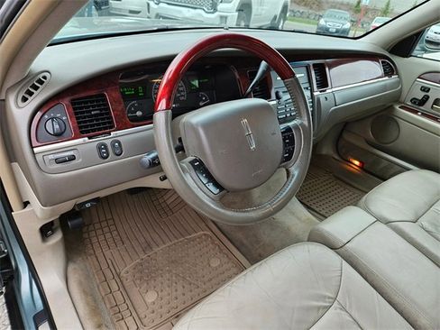 Used 2005 Lincoln Town Car Signature Limited image 17