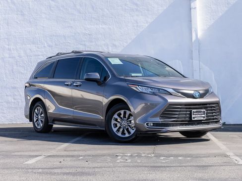 Used 2021 Toyota Sienna XLE FWD image 17