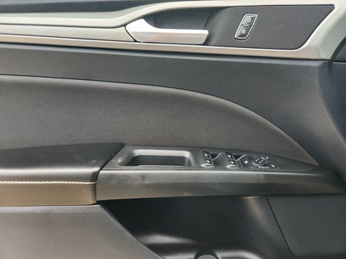Used 2020 Ford Fusion SE FWD image 18