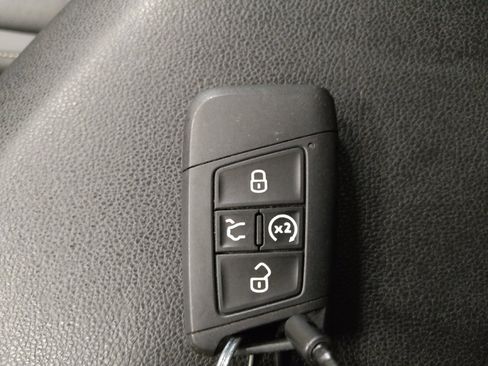 Used 2025 Volkswagen Jetta SE FWD image 32