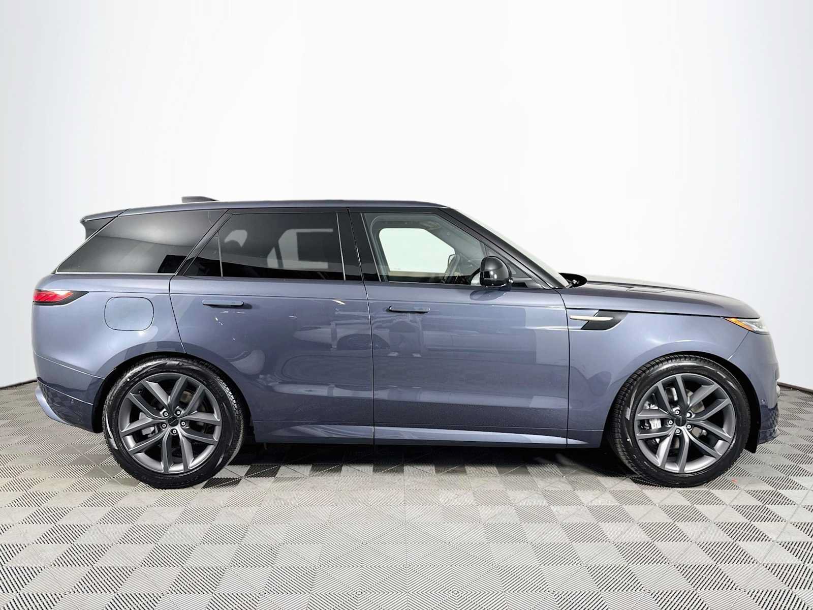New 2027 Land Rover Range Rover Sport Dynamic SE AWD/4WD image 4