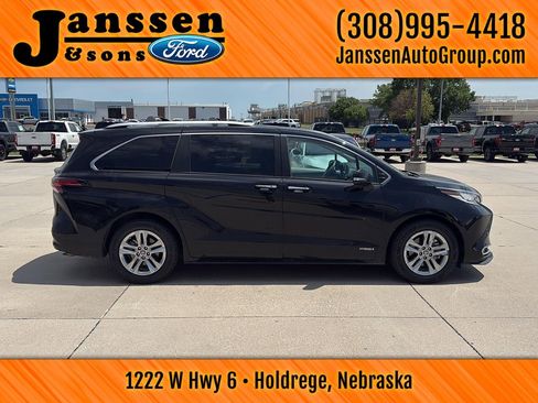 Used 2021 Toyota Sienna Limited image 5