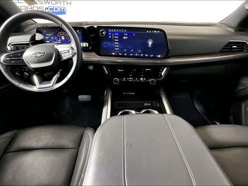 Used 2025 Chevrolet Suburban Z71 image 11