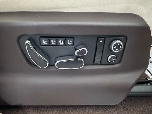 Used 2017 Bentley Bentayga image 16