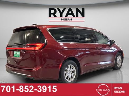Used 2023 Chrysler Pacifica Touring-L FWD image 7