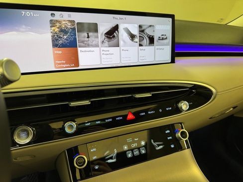 Used 2026 Genesis GV70 2.5T Select image 13