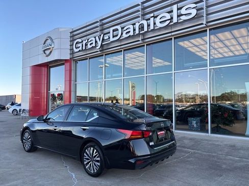 Used 2024 Nissan Altima 2.5 SV image 2