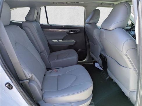 Certified 2024 Toyota Highlander Platinum FWD image 21