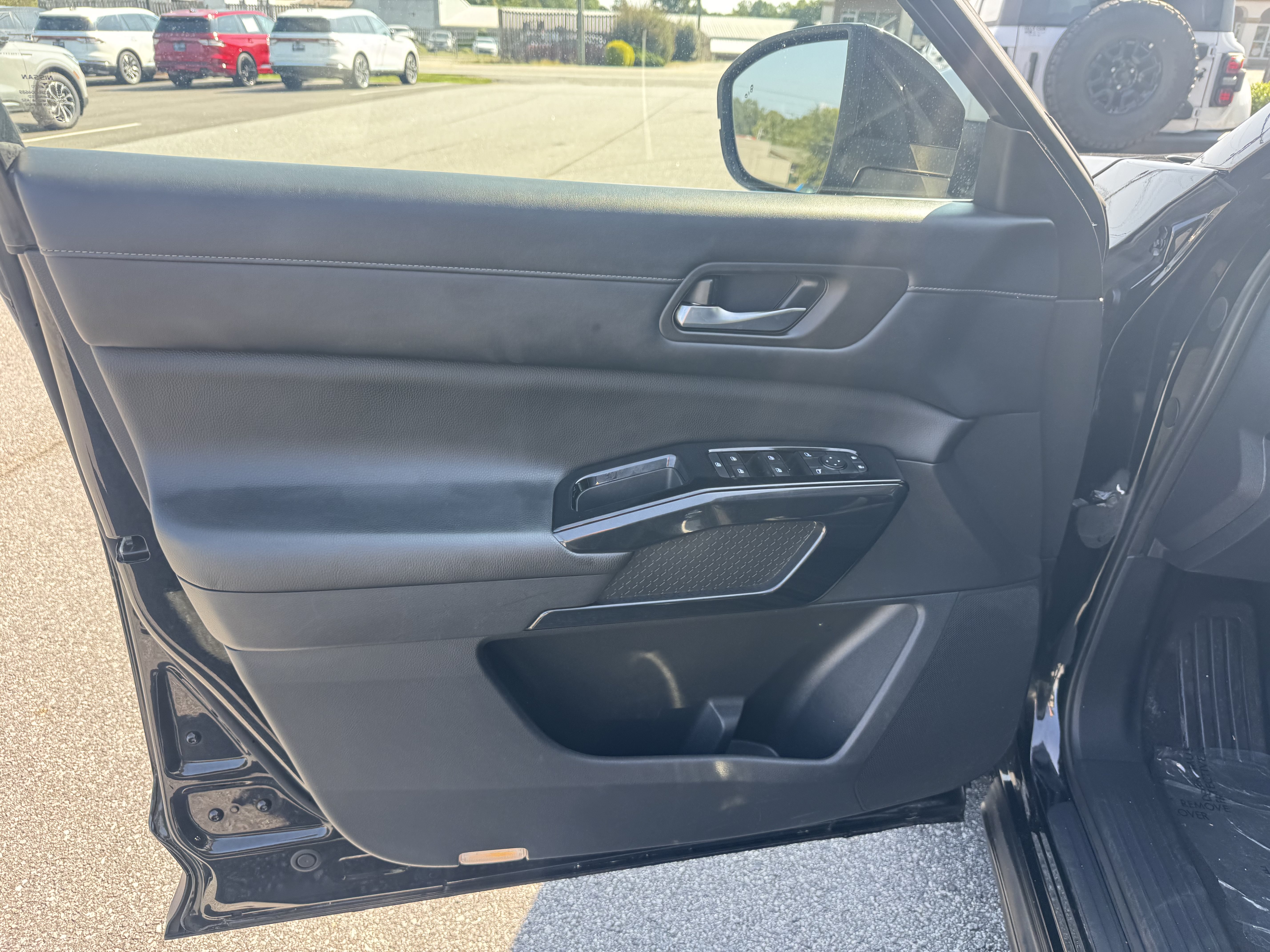 Used 2022 Nissan Pathfinder S AWD/4WD image 6