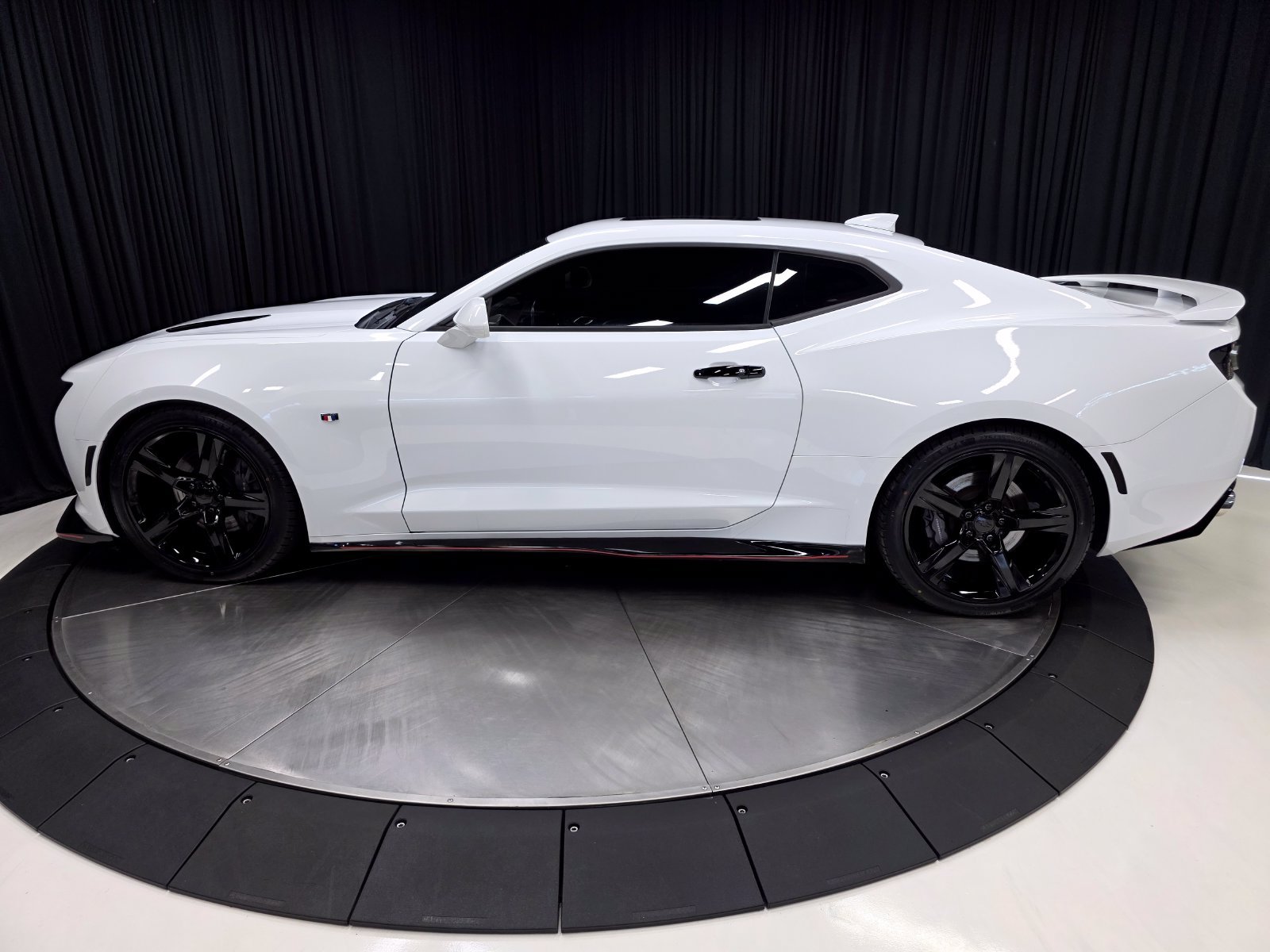 Used 2018 Chevrolet Camaro SS RWD image 10