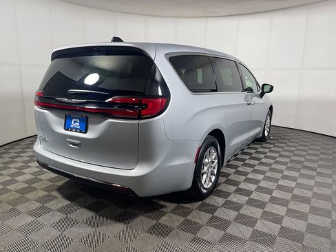 Used 2024 Chrysler Pacifica Touring-L FWD image 7
