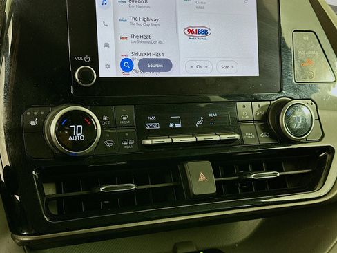 Used 2023 Toyota Highlander XLE image 23