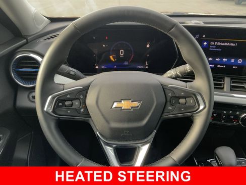 Used 2025 Chevrolet Trax LT w/ LT Convenience Package FWD image 5