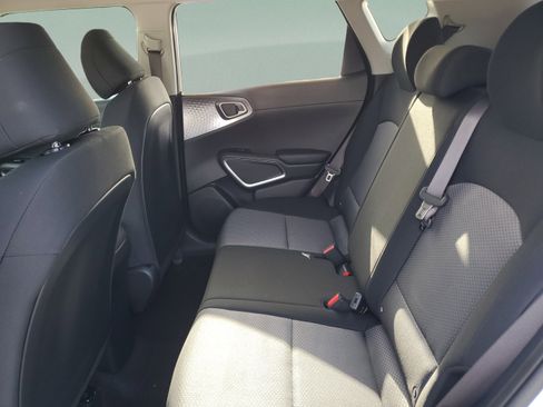 Used 2025 Kia Soul LX w/ LX Technology Package FWD image 8