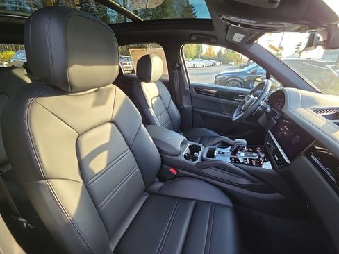 Used 2023 Porsche Cayenne Platinum Edition image 21