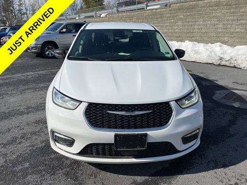 Used 2024 Chrysler Pacifica Touring-L image 4