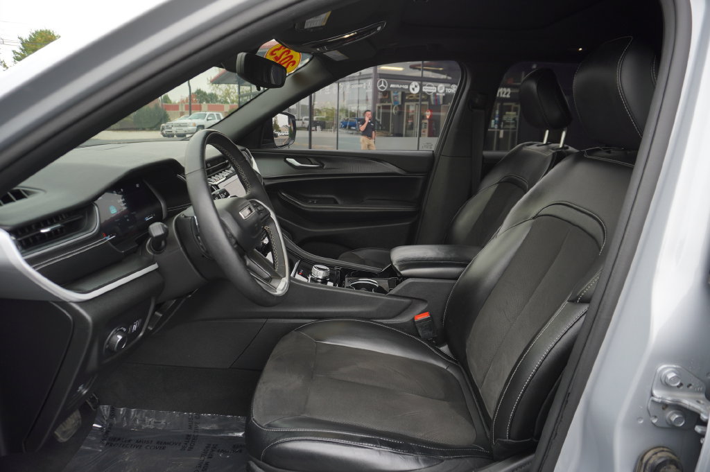 Used 2023 Jeep Grand Cherokee Altitude AWD/4WD image 24