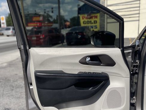 Used 2018 Chrysler Pacifica Touring-L image 18