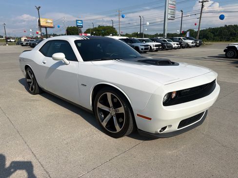 Used 2015 Dodge Challenger R/T RWD image 1