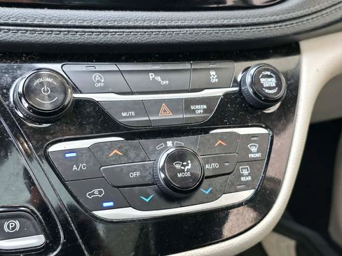 Used 2018 Chrysler Pacifica Limited FWD image 27
