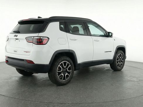 Used 2025 Jeep Compass Trailhawk AWD/4WD image 9