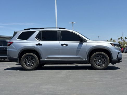 Used 2025 Honda Pilot TrailSport image 2