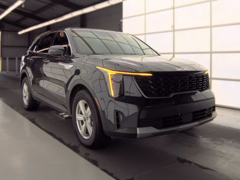 Used 2026 Kia Sorento LX FWD image 2