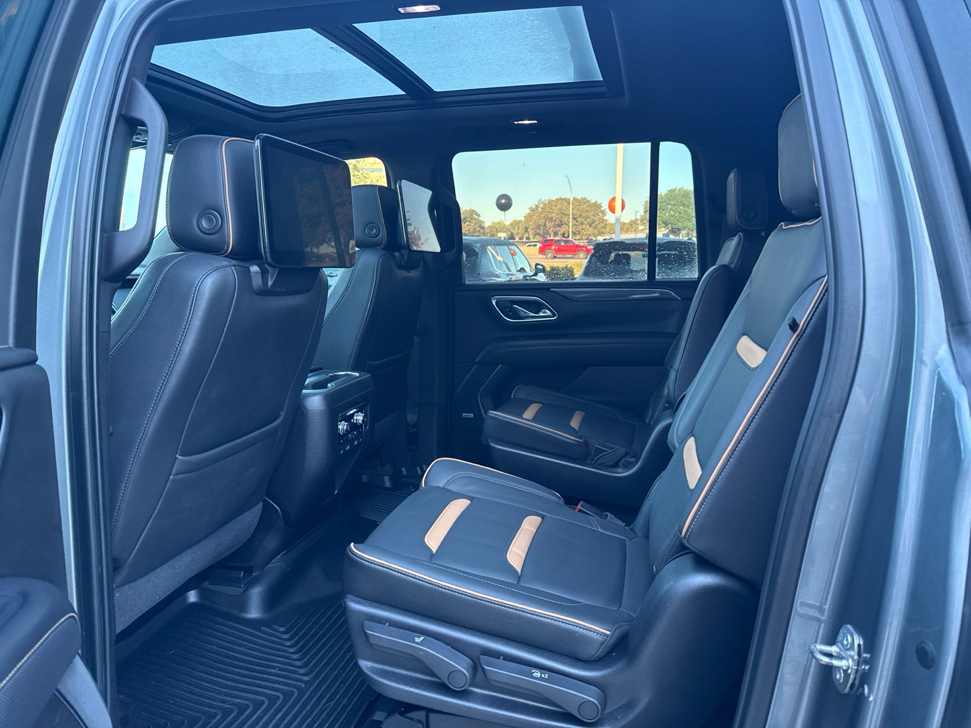 Used 2021 GMC Yukon XL AT4 w/ AT4 Premium Plus Package AWD/4WD image 5
