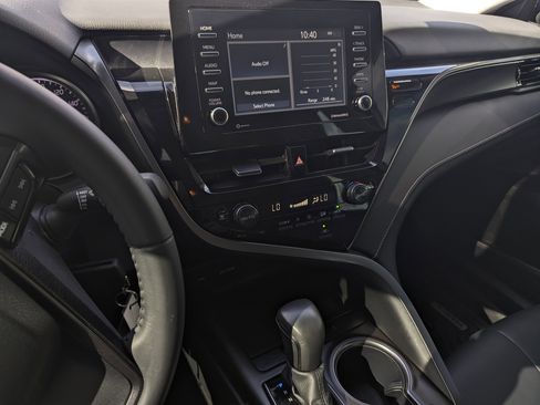 Used 2024 Toyota Camry SE image 10