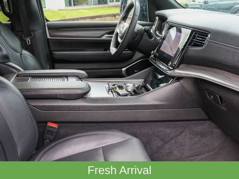 Used 2024 Jeep Wagoneer L Series II w/ Flexible Seating Group AWD/4WD image 17