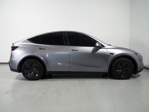 Used 2026 Tesla Model Y Long Range RWD image 6