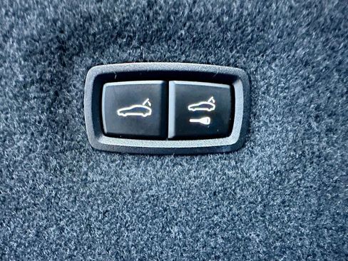 Used 2021 Porsche Taycan image 33