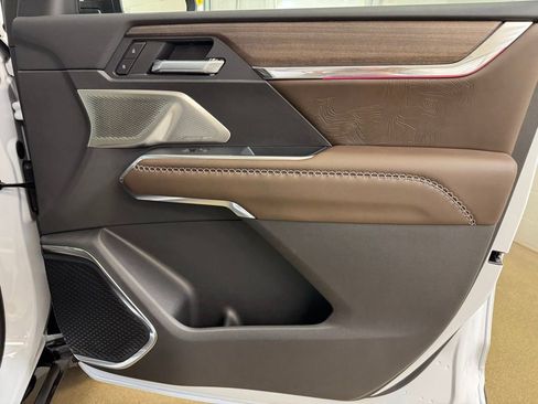 New 2026 GMC Acadia Denali Ultimate w/ LPO, Floor Liner Package AWD/4WD image 28