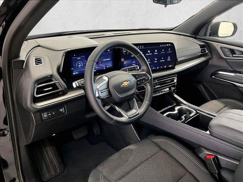 Used 2025 Chevrolet Traverse LT FWD image 14