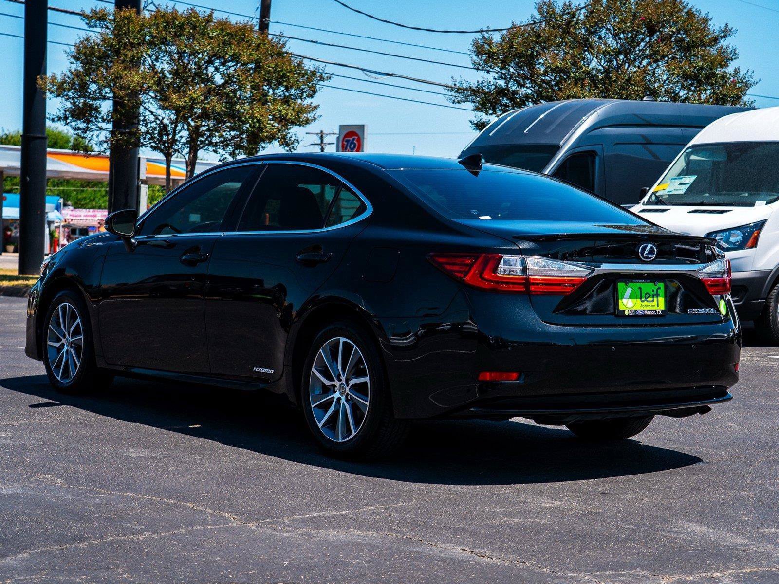 Used 2017 Lexus ES 300h w/ Luxury Package FWD image 5