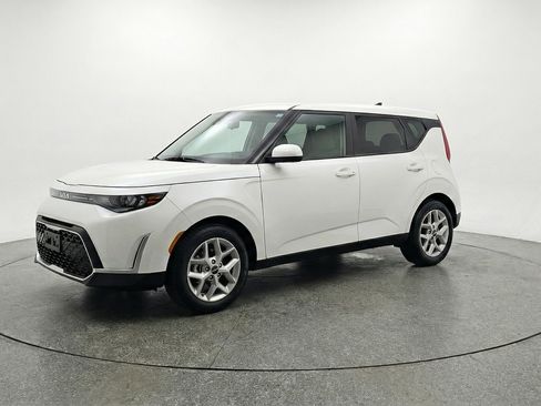 Used 2025 Kia Soul LX w/ LX Technology Package FWD image 3