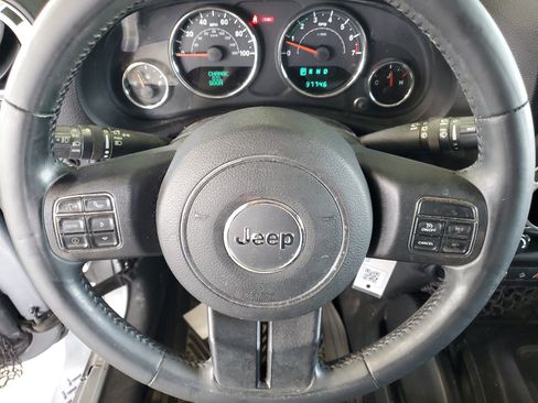 Used 2014 Jeep Wrangler Unlimited Sahara w/ Dual Top Group AWD/4WD image 21