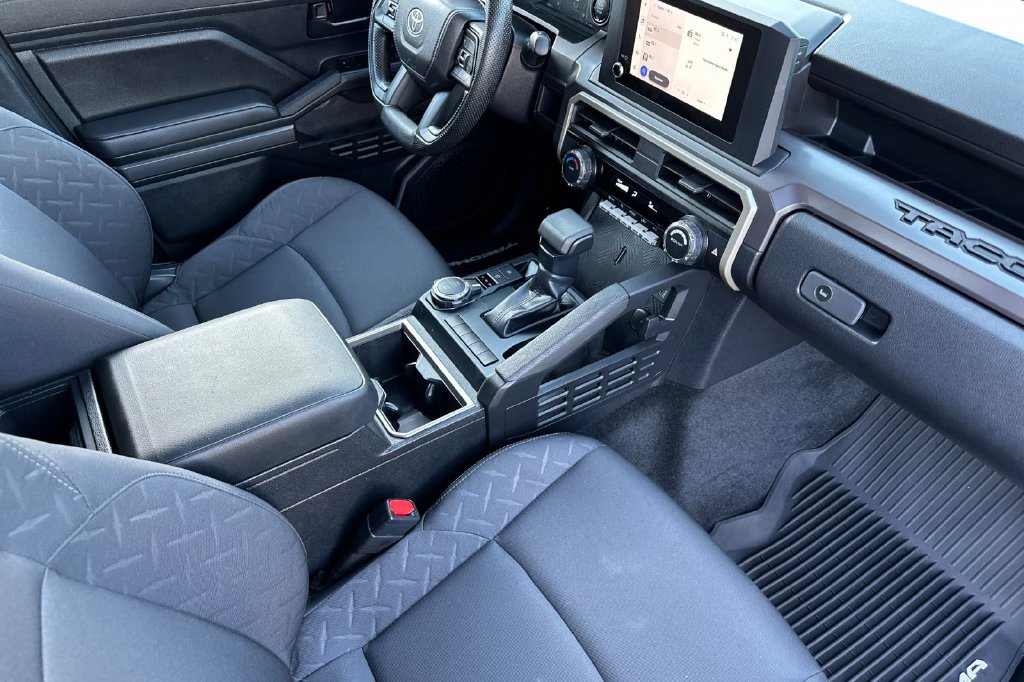 Used 2025 Toyota Tacoma SR5 AWD/4WD image 17