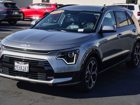 Used 2023 Kia Niro EX Touring image 3