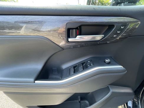 Used 2021 Toyota Highlander Platinum AWD/4WD image 12